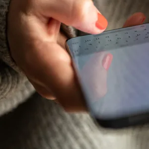 Eine Frau tippt eine Nachricht auf ihrem Smartphone.