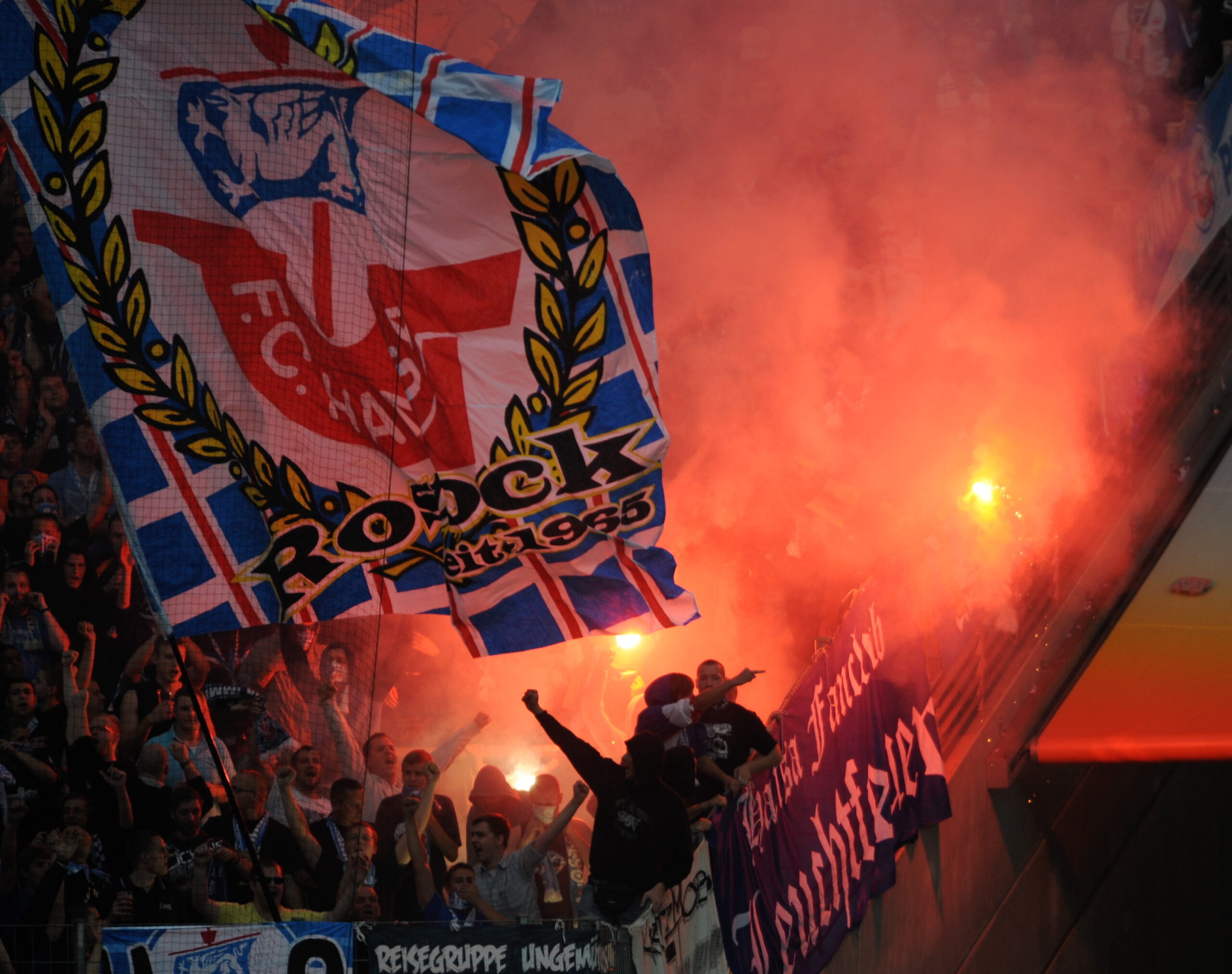 DIe Hansa Rostock Fans zündeln Pyrotechnik in ihrem Block.
