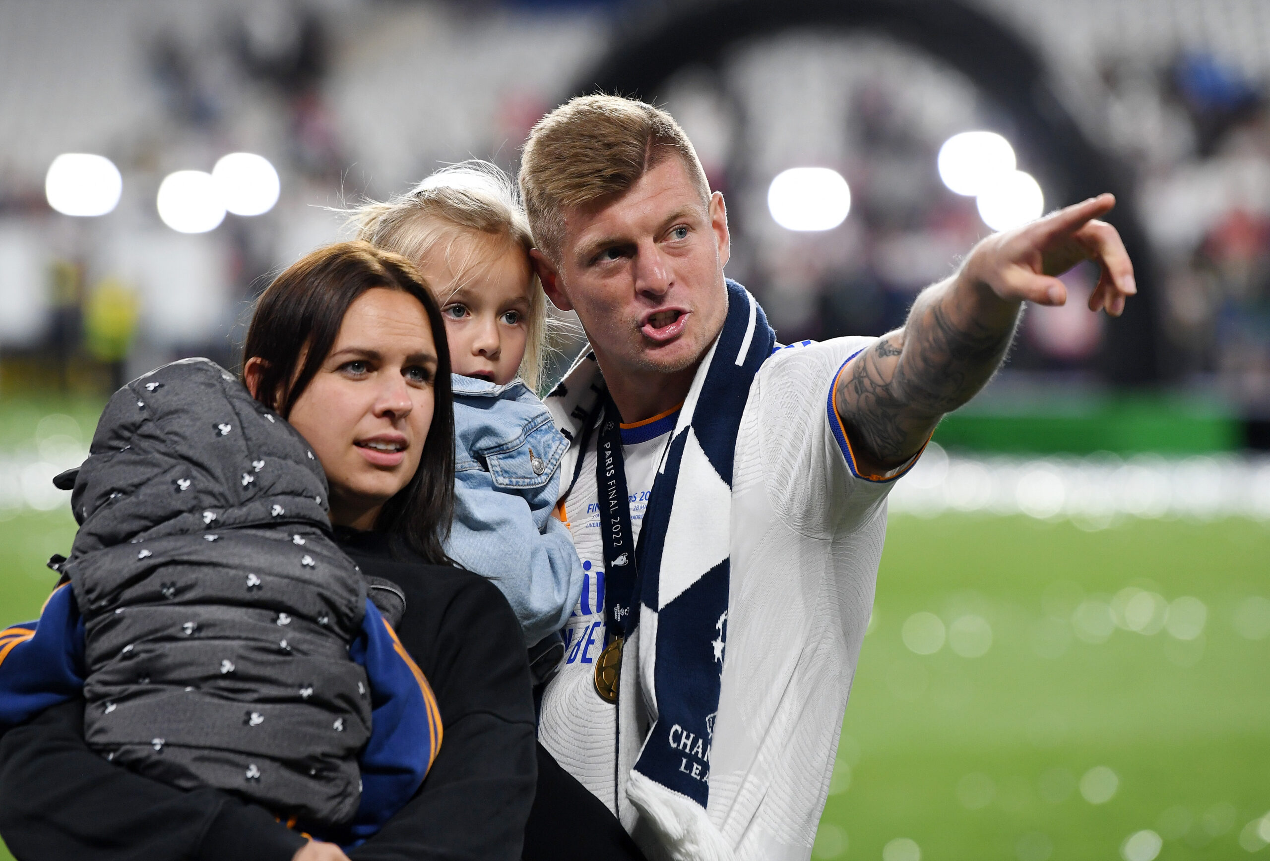 Toni Kroos mit Frau und Kindern.