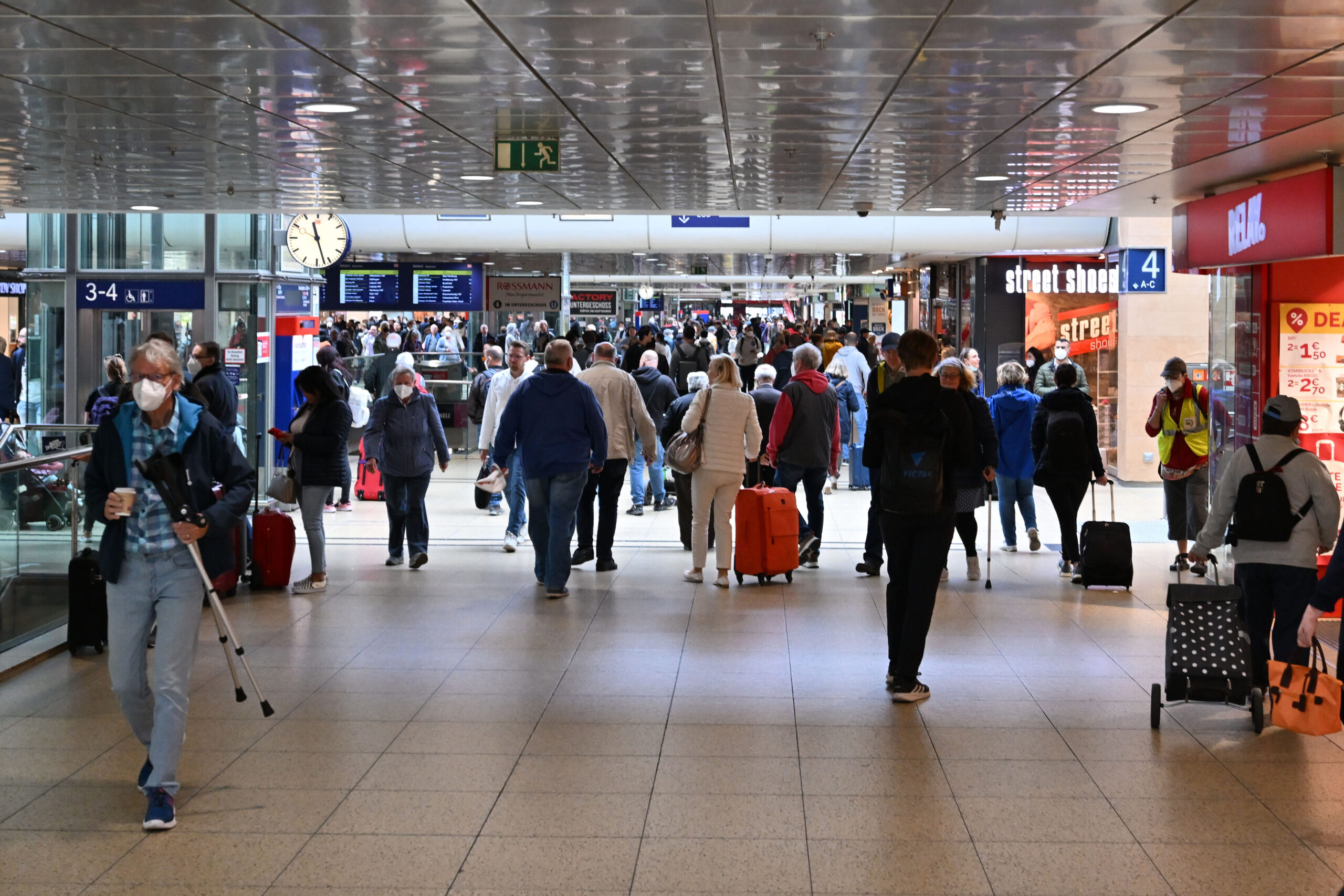 Reisende strömen durch die Unterführung unter den Gleisen auf dem Hauptbahnhof Hannover.