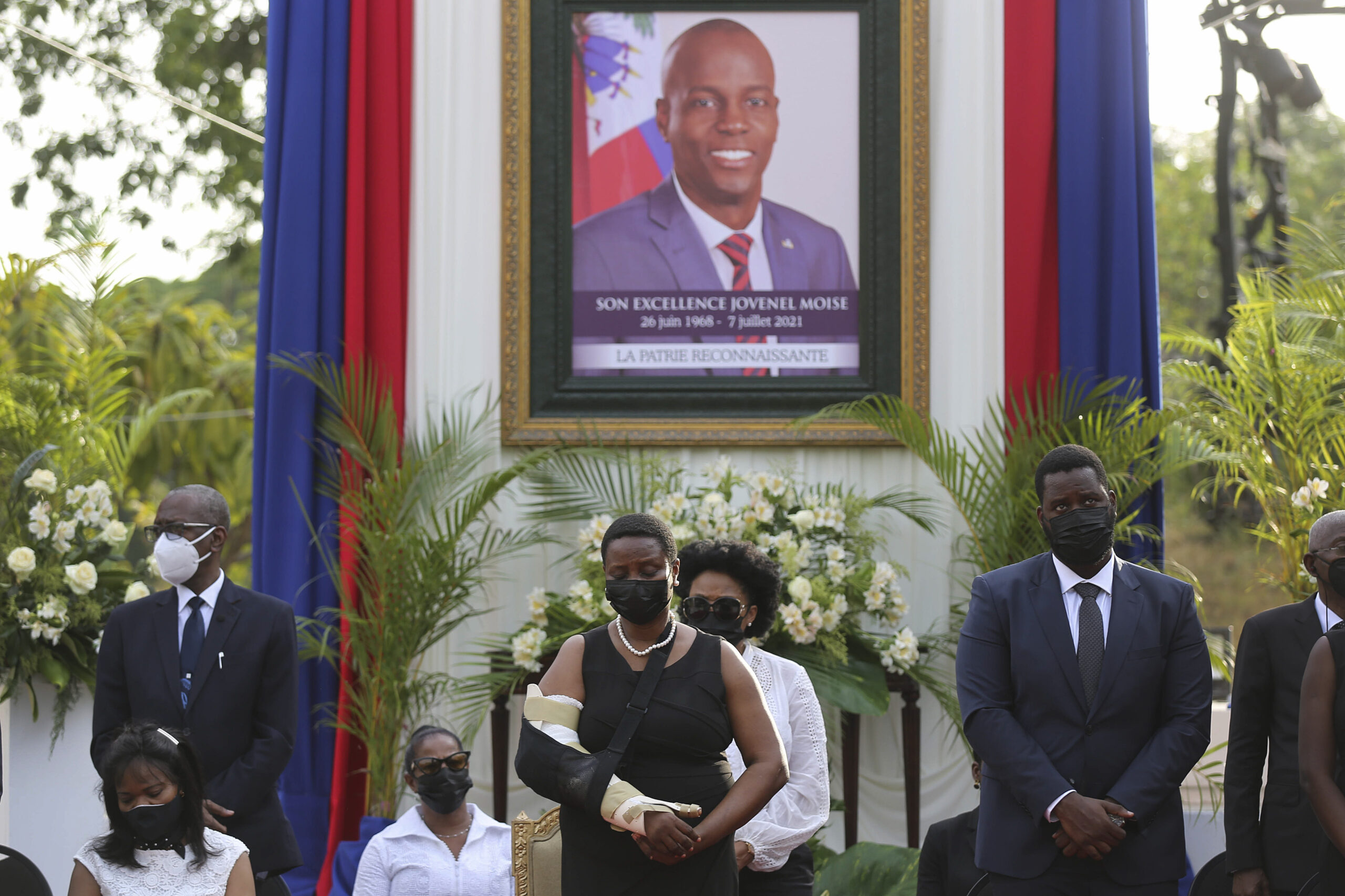 Martine Moïse ist die Witwe von Haitis Ex-Präsidenten Jovenel Moïse, der auf einem Foto im Hintergrund zu sehen ist. (Archivbild)