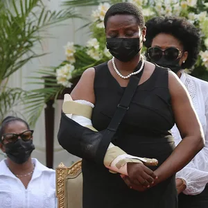 Martine Moïse ist die Witwe von Haitis Ex-Präsidenten Jovenel Moïse, der auf einem Foto im Hintergrund zu sehen ist. (Archivbild)