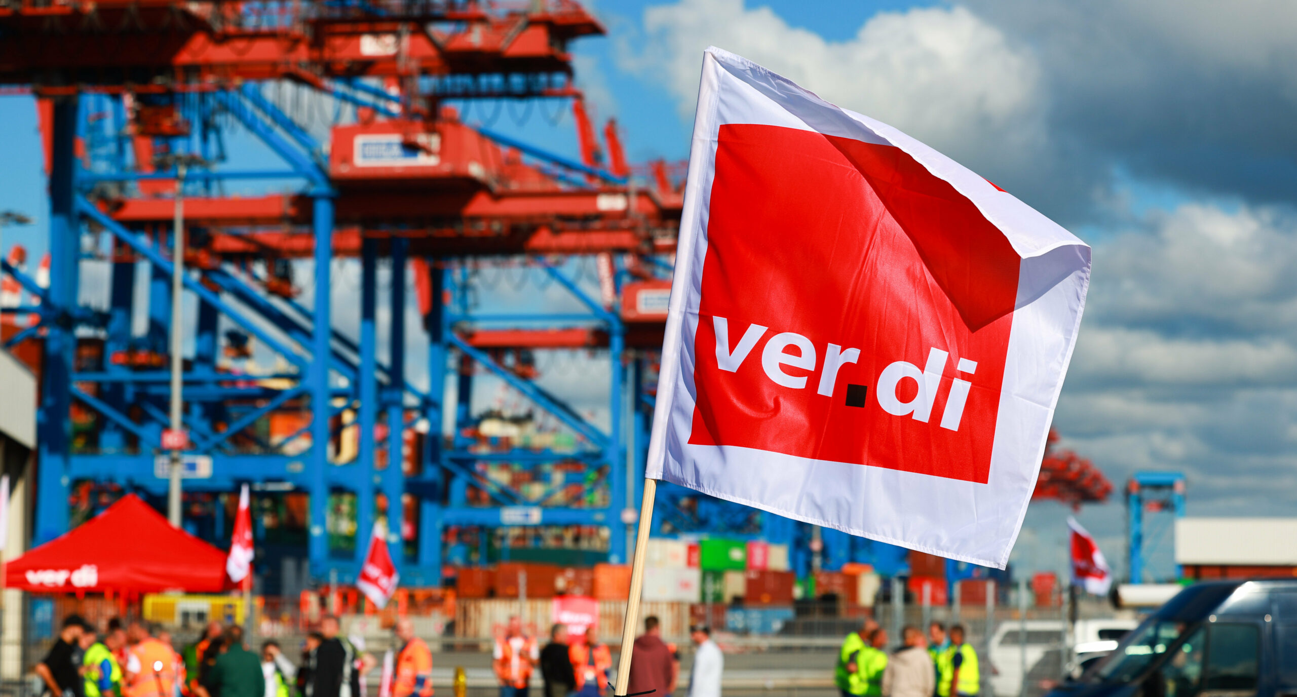 Eine Verdi-Flagge vor dem Container Terminal Burchardkai der HHLA (Hamburger Hafen und Logistik AG)