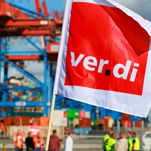 Eine Verdi-Flagge vor dem Container Terminal Burchardkai der HHLA (Hamburger Hafen und Logistik AG)