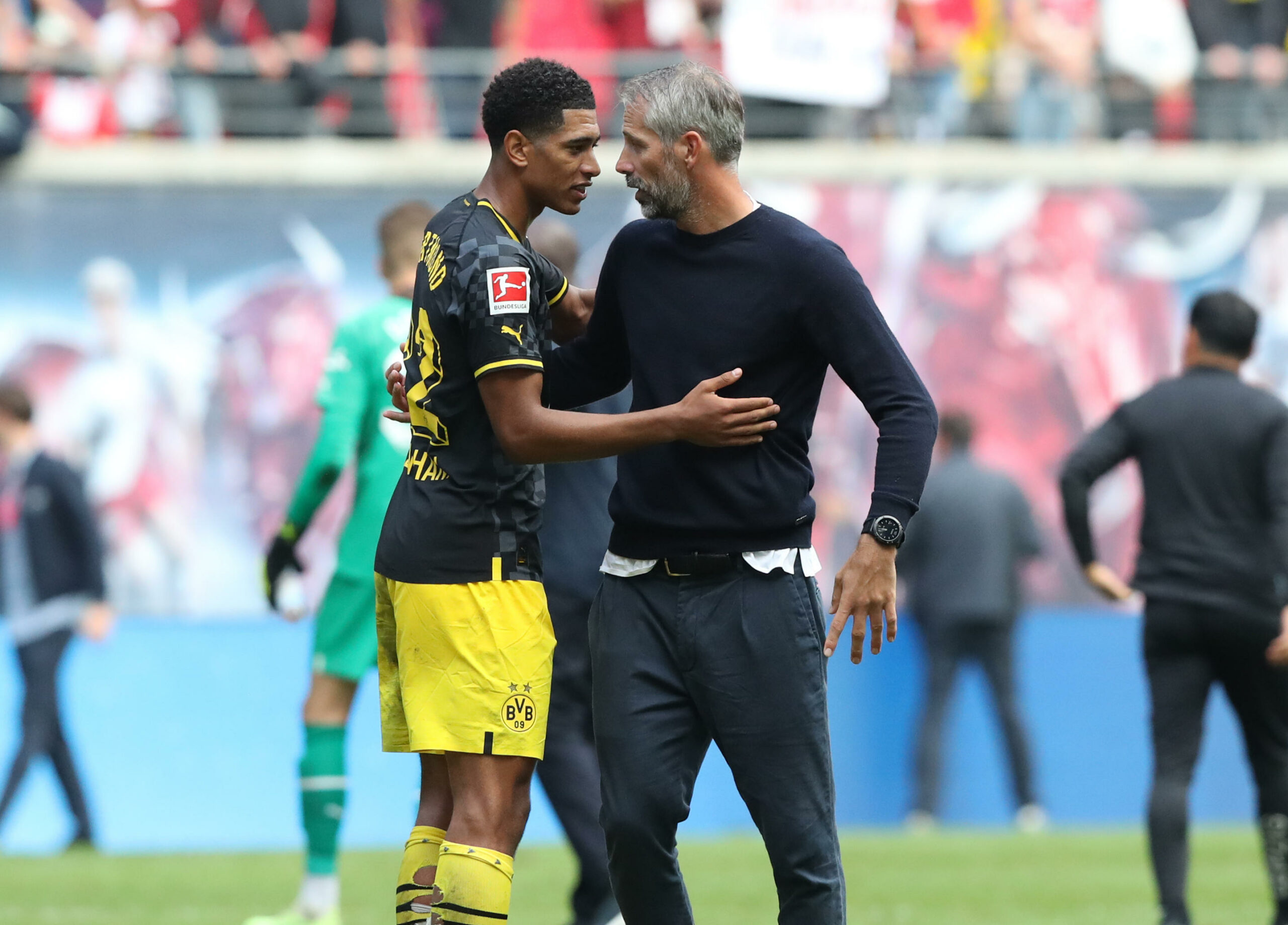 Jude Bellingham als Spieler von Borussia Dortmund mit seinem ehemaligen Trainer Marco Rose.