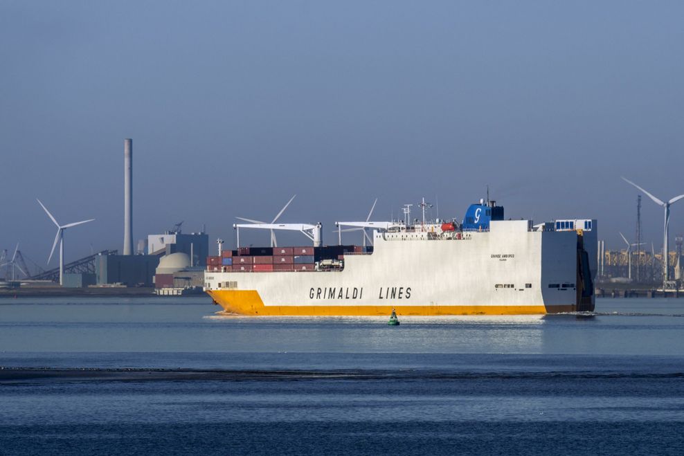 500 Kilo Kokain auf Schiff in Hamburger Hafen entdeckt. Drogen waren in Feuerwehrauto versteckt