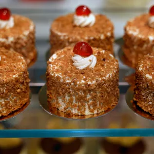 Tesla bestellte Kuchen im Wert von knapp 15.000 Euro. (Symbolbild)