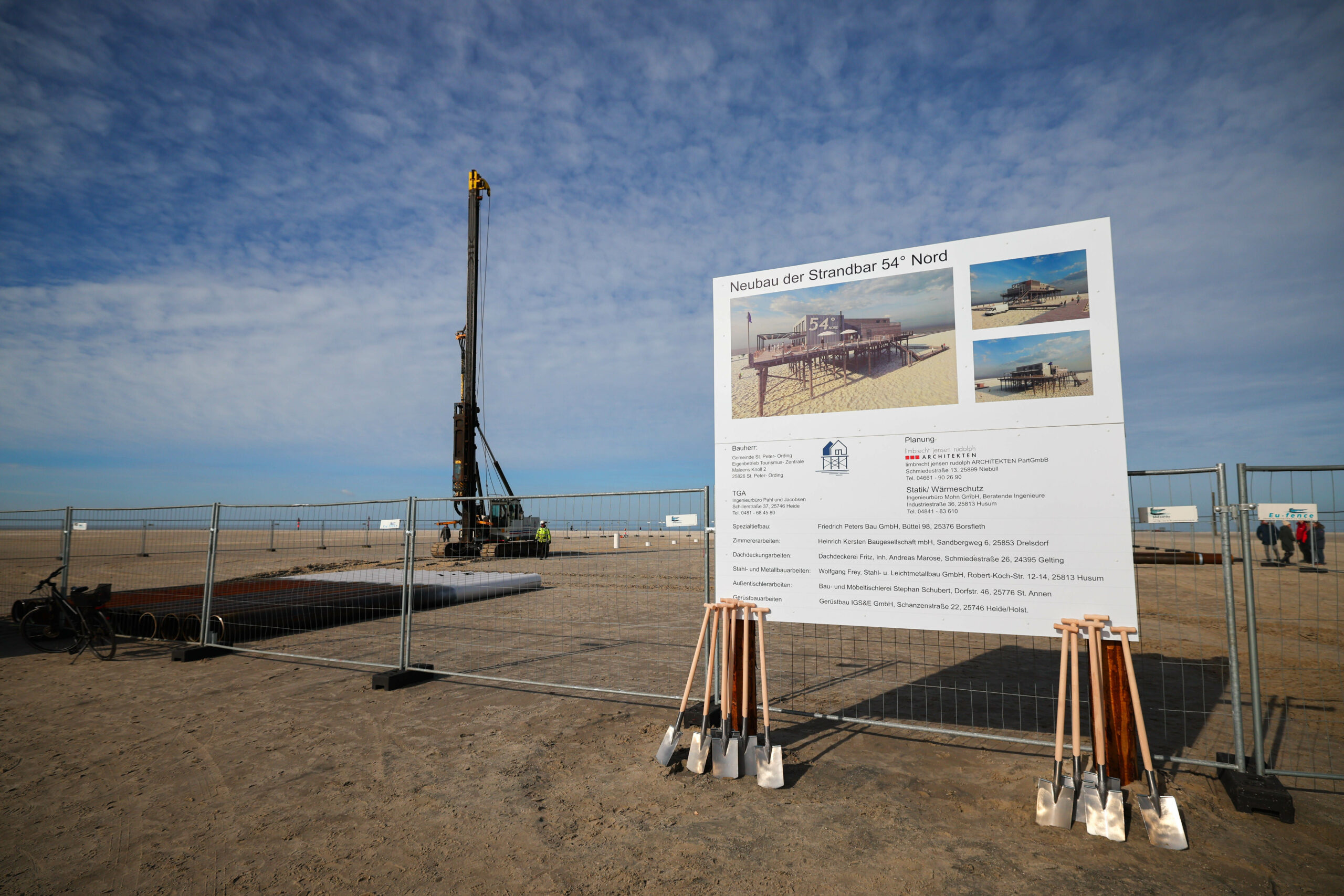 Ein Bauschild auf einer Baustelle am Strand von St. Peter-Ording