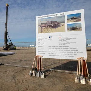 Ein Bauschild auf einer Baustelle am Strand von St. Peter-Ording