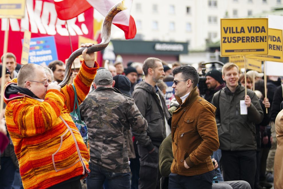 Der österreichische Rechtsextremist Martin Sellner (rechts, in braun) bei einer Demonstration.