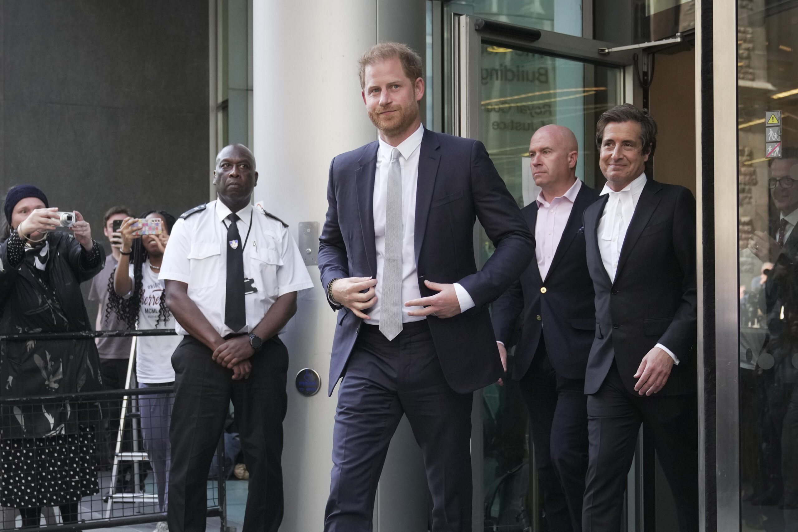 Prinz Harry verlässt nach einem Gerichtstermin im Juni 2023 den Londoner HIgh Court.