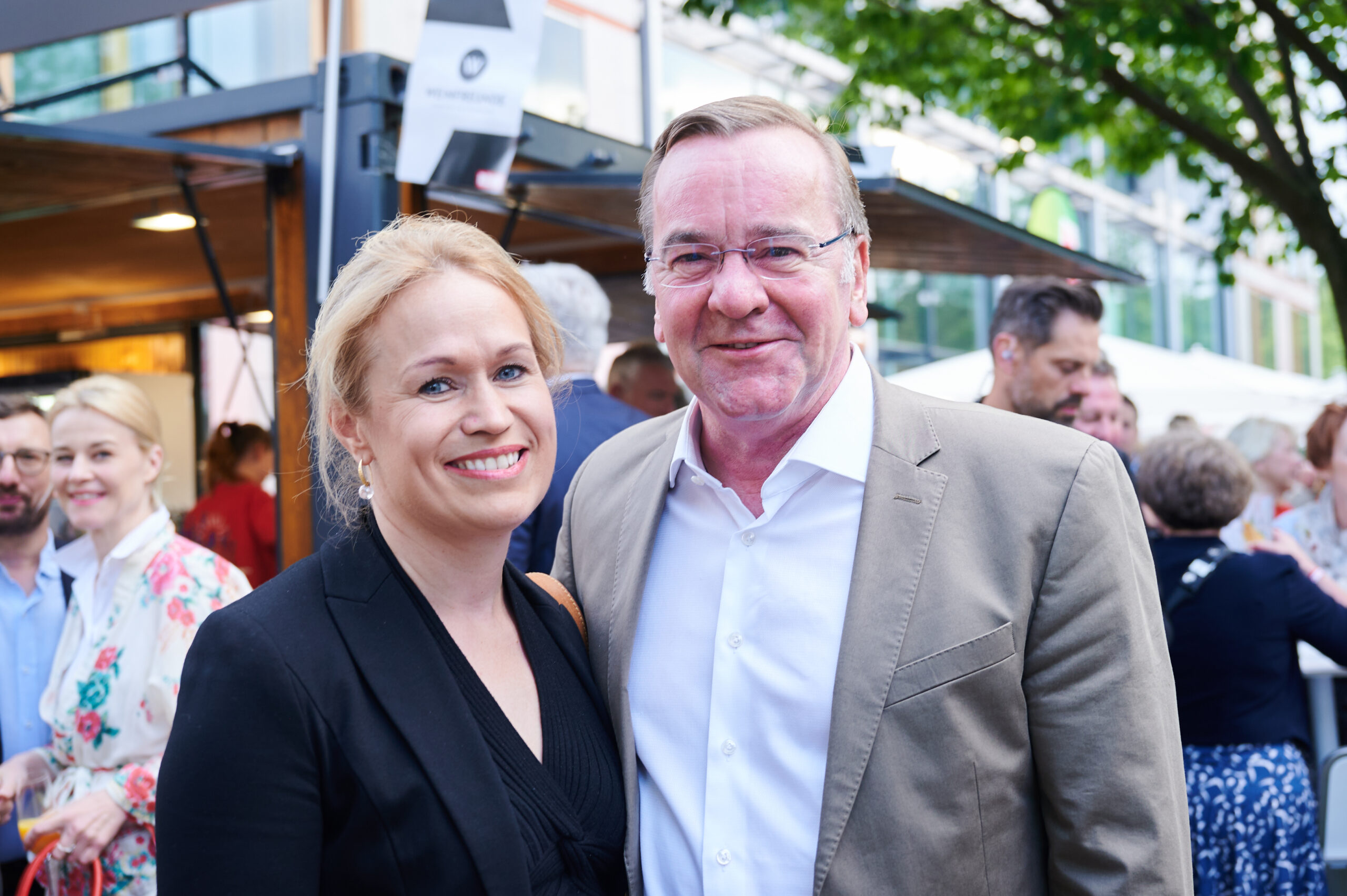 Boris Pistorius (SPD), Bundesminister der Verteidigung, mit seiner Partnerin Julia Schwanholz beim Sommerfest der niedersächsischen Landesregierung.