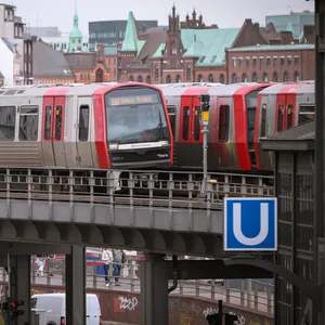 Aufnahme der U-Bahn-Linie 3 am Hamburger Hafen.