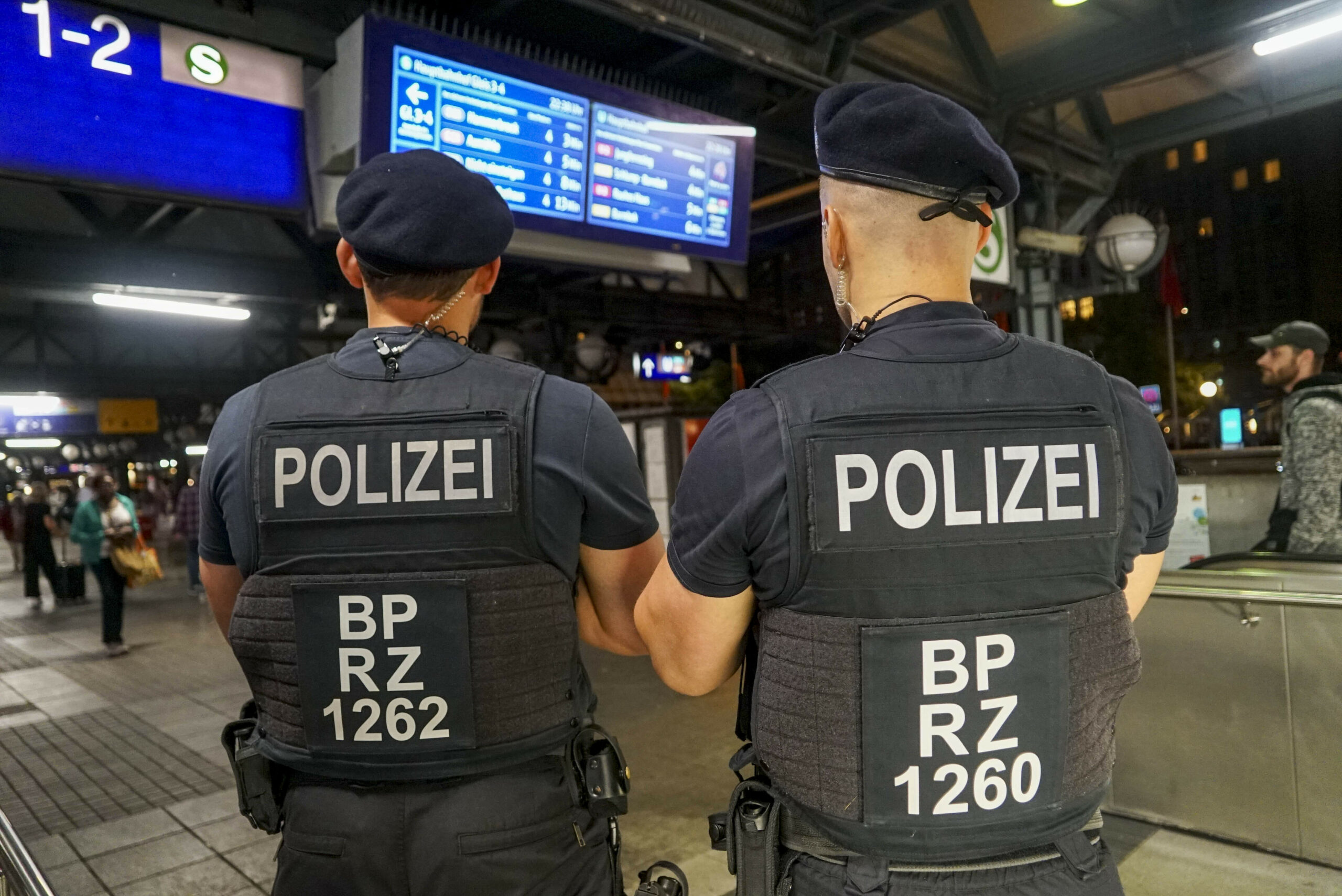 Mann mischt sich am Hauptbahnhof in Kontrolle in – er hatte drei offene haftbefehle und wurde festgenommen
