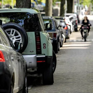Geparkte Autos am Straßenrand