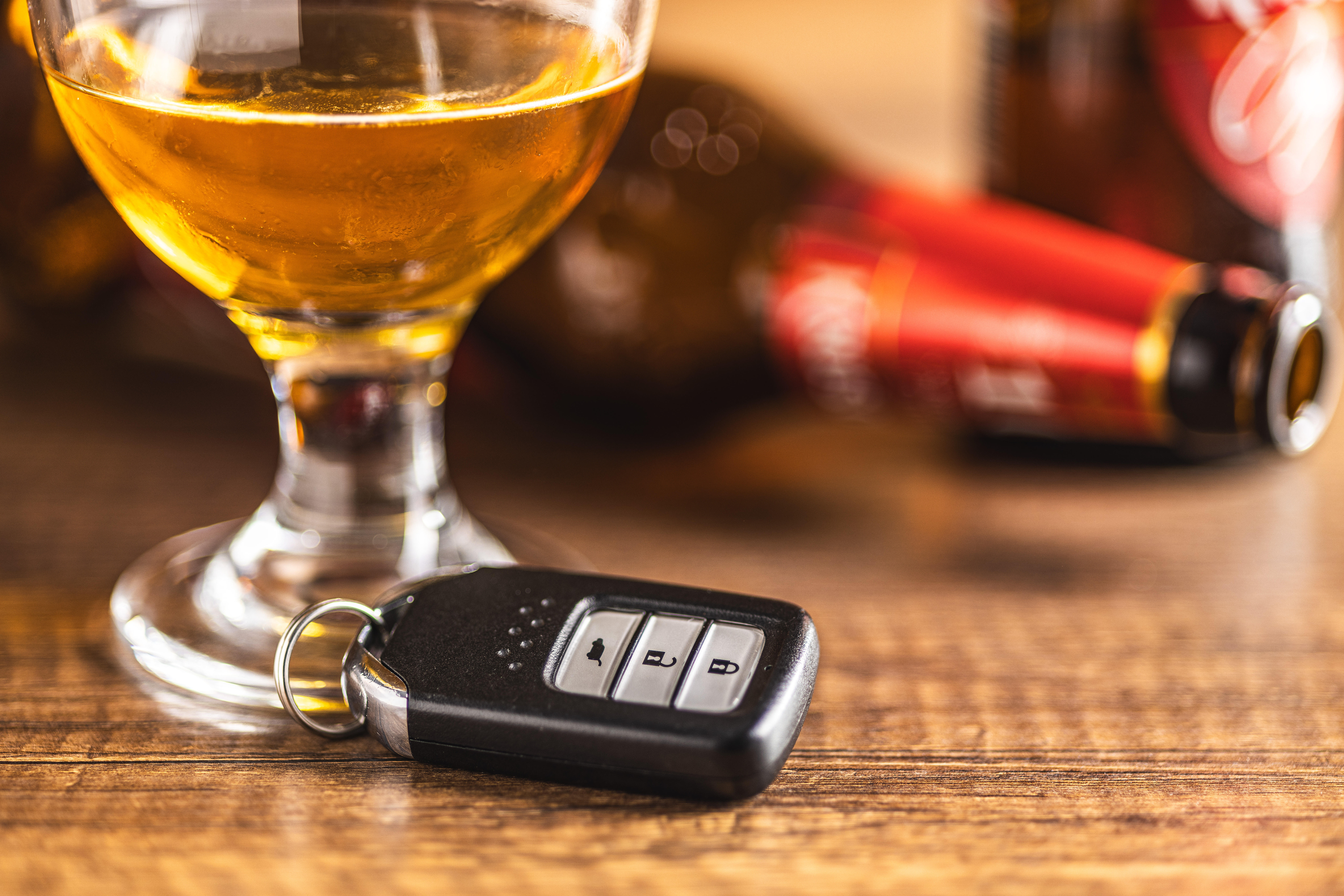 Ein Autoschlüssel neben einem Bierglas