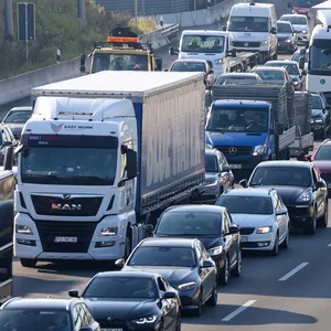 Fahrzeuge stauen sich auf der Autobahn A7 in Richtung Norden vor dem Dreieck Hamburg-Nordwest.