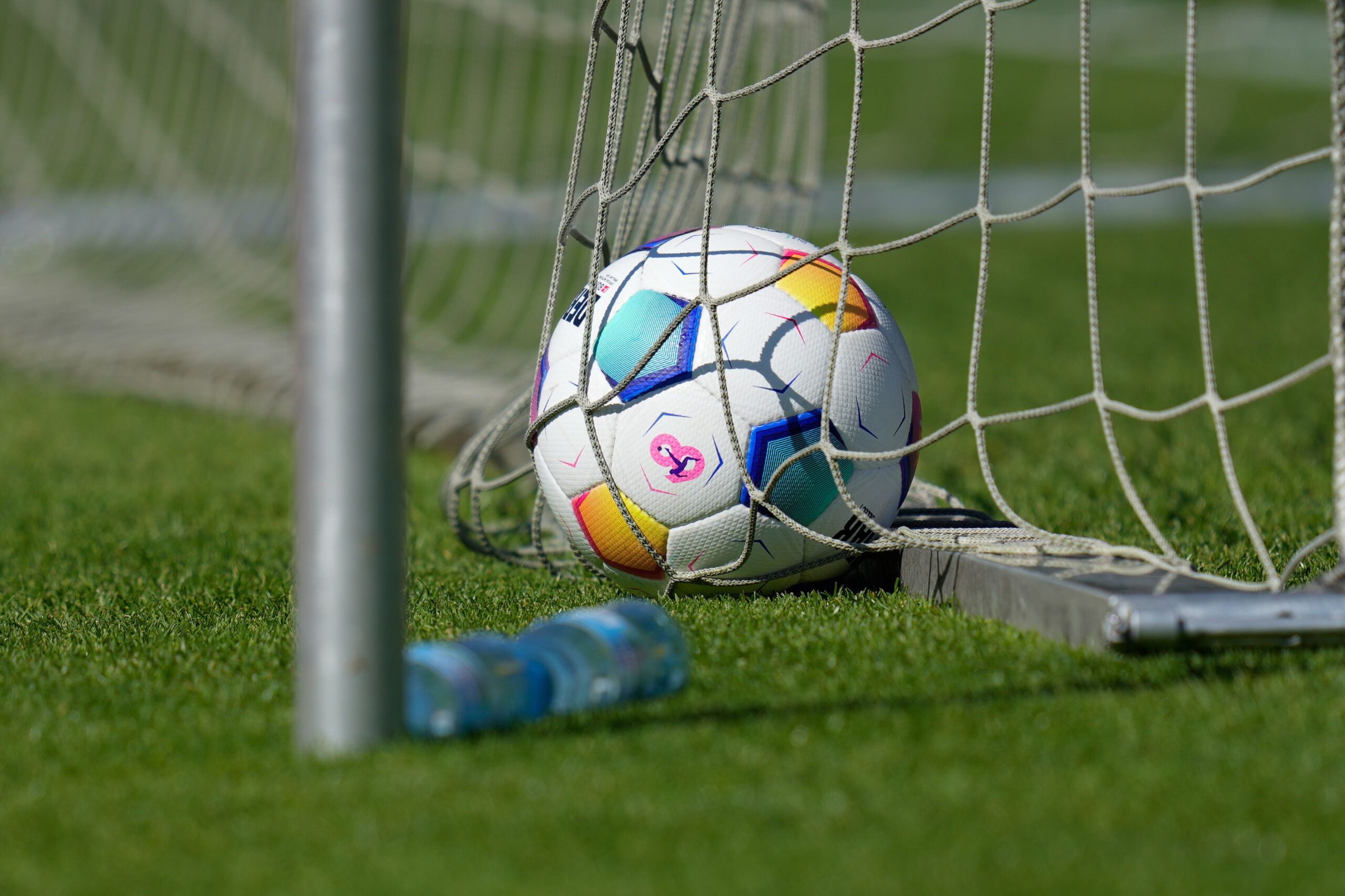 Ein Fußball liegt im Tor