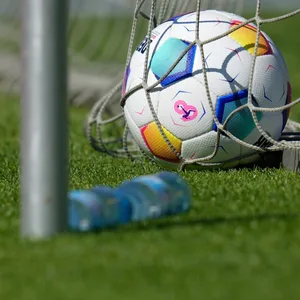 Ein Fußball liegt im Tor
