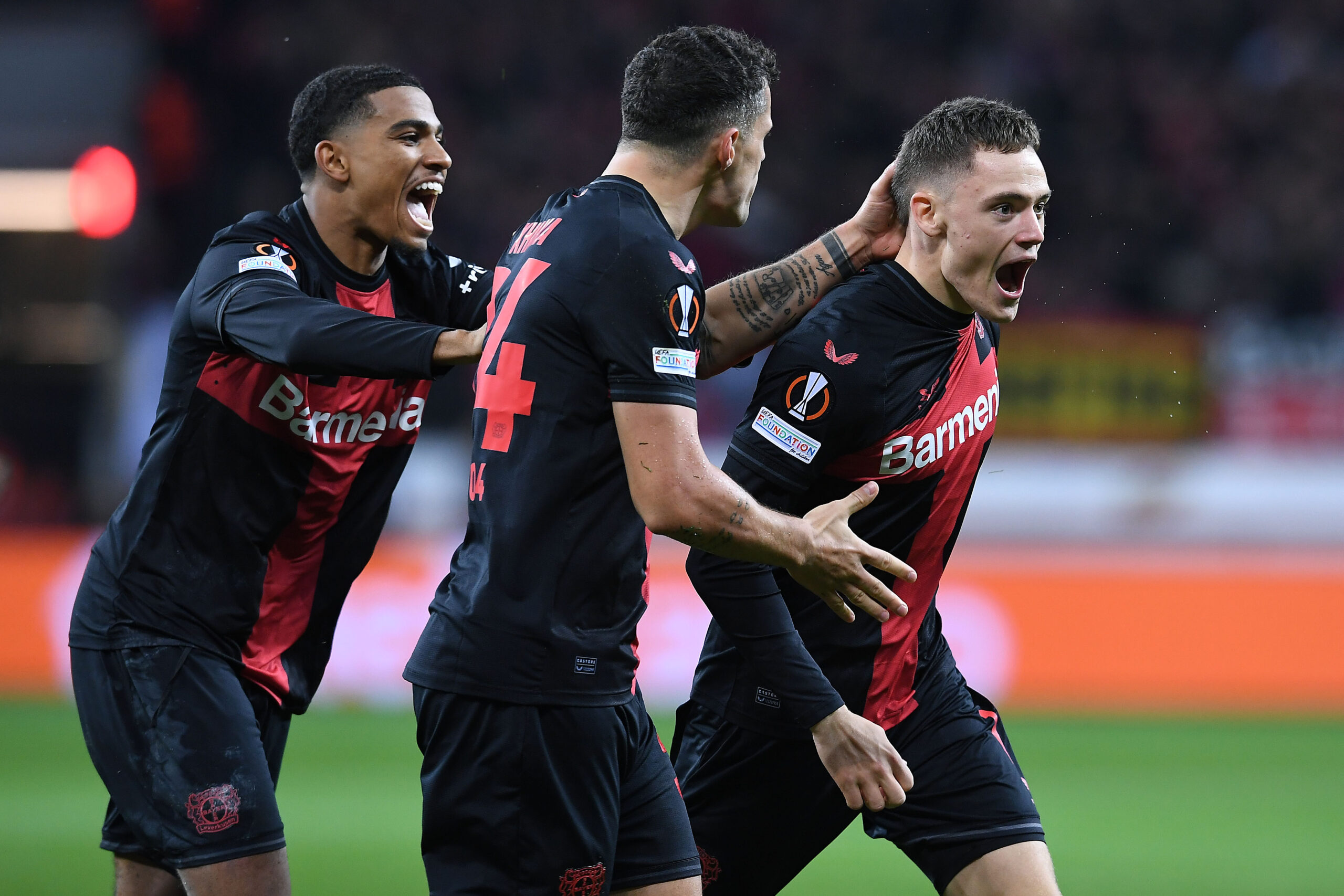 Leverkusens Wirtz, Xhaka und Adli jubeln über ein Tor in der Europa League.