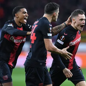 Leverkusens Wirtz, Xhaka und Adli jubeln über ein Tor in der Europa League.