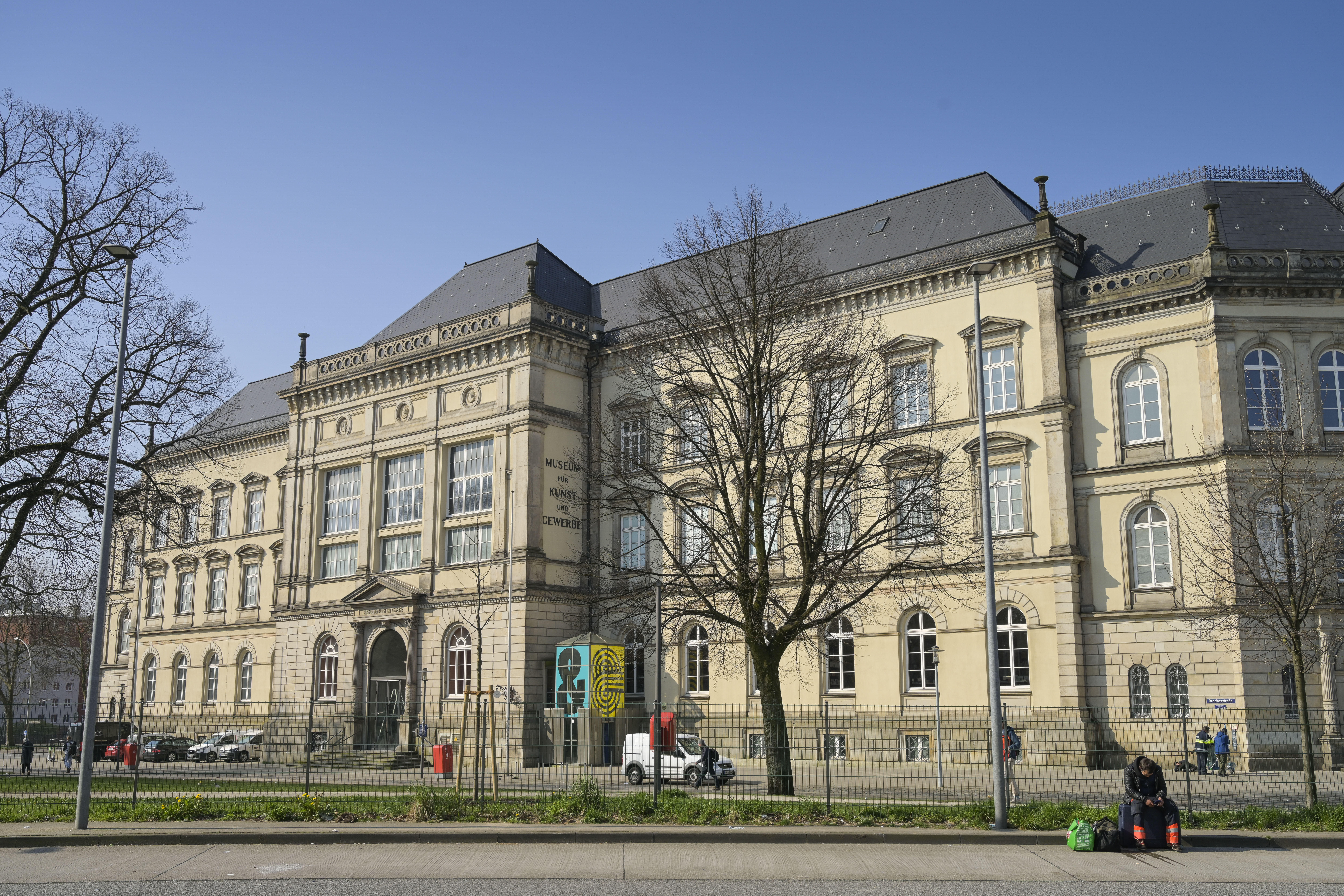 Das Museum für Kunst und Gewerbe am Steintorplatz (St. Georg)