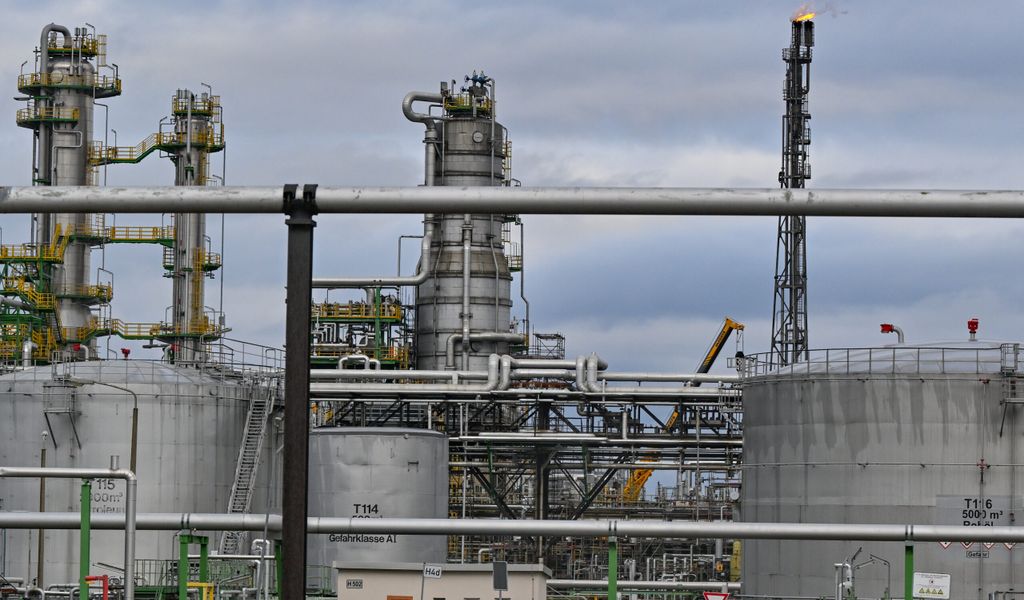 Leck-mit-gro-en-Folgen-Roh-l-schie-t-meterhoch-aus-Pipeline