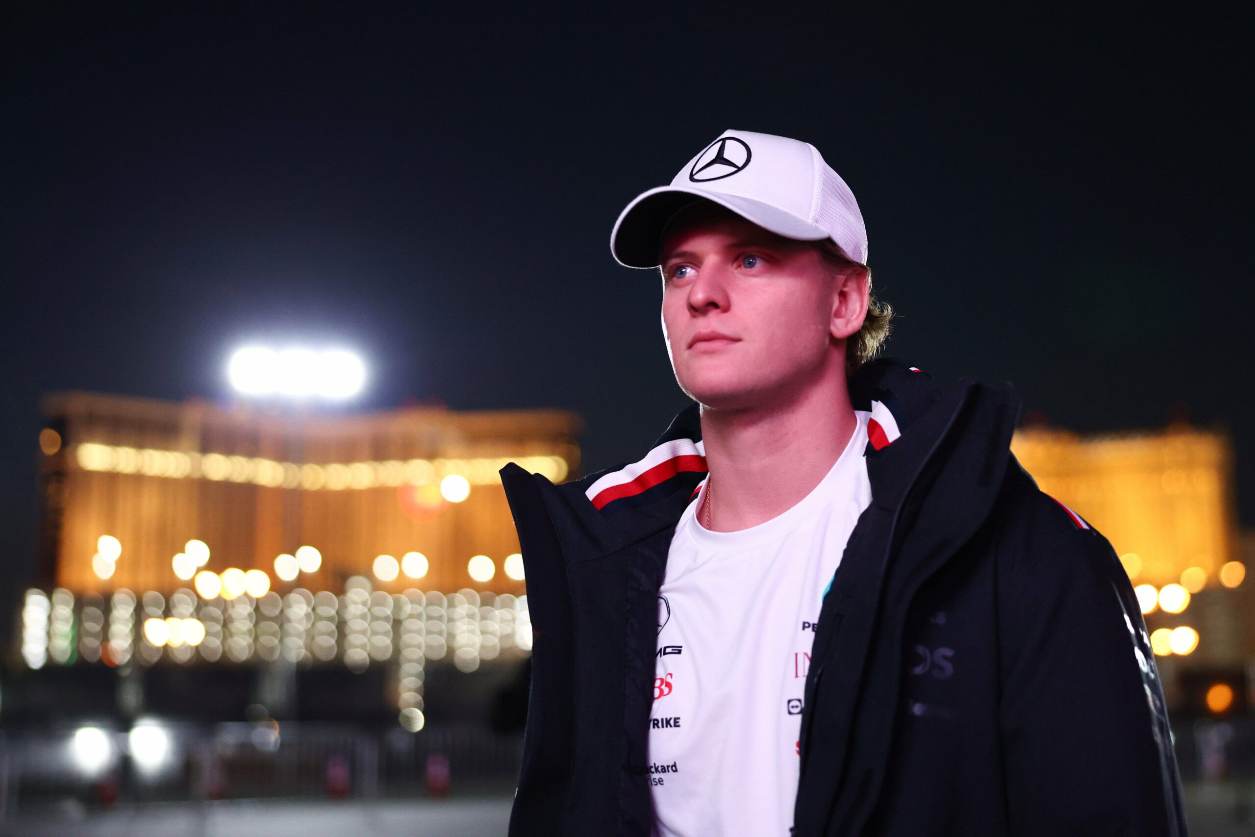 Mick Schumacher mit Mercedes-Cap.