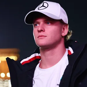 Mick Schumacher mit Mercedes-Cap.