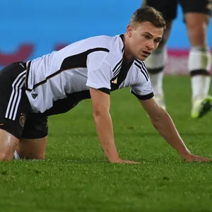 Joshua Kimmich liegt auf dem Rasen