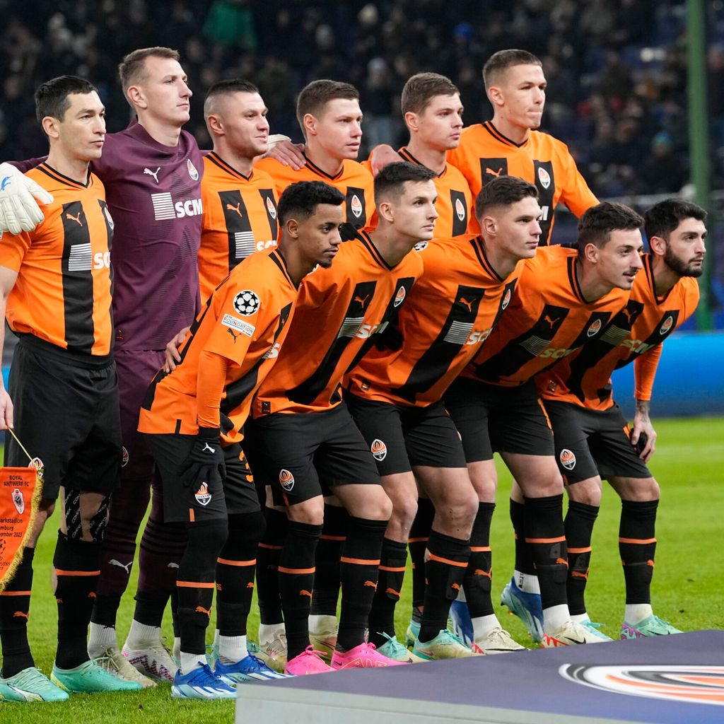 Die Spieler von Schachtar Donezk posieren vor einem Champions League Spiel im Volkspark.