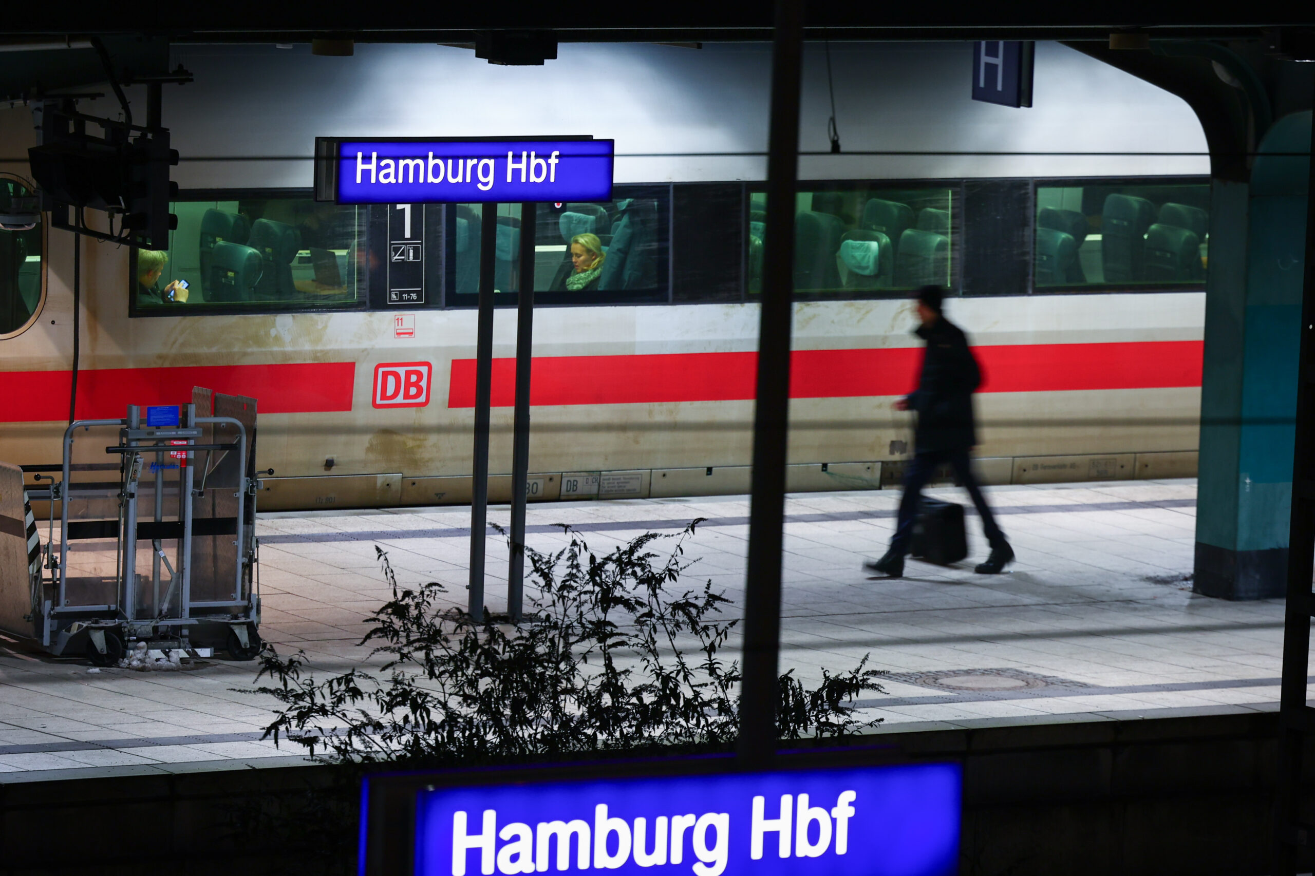 In einem ICE zwischen Berlin und Hamburg wurde ein herrenloses Paket entdeckt. (Symbolbild)