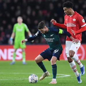 Eindhovens Malik Tillmann im Duell mit Arsenals Jorginho.