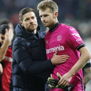 Lukas Hradecky und Xabi Alonso.