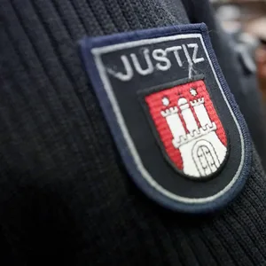 Ein Hamburger Justizbeamter in einem Gerichtssaal.