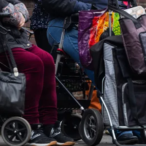 Tüten und Rollator. Ein Symbolbild für Altersarmut
