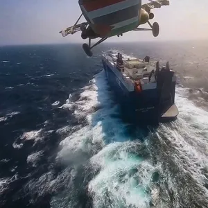 Ein Huthi-Hubschrauber fliegt über das Frachtschiff „Galaxy Leader“