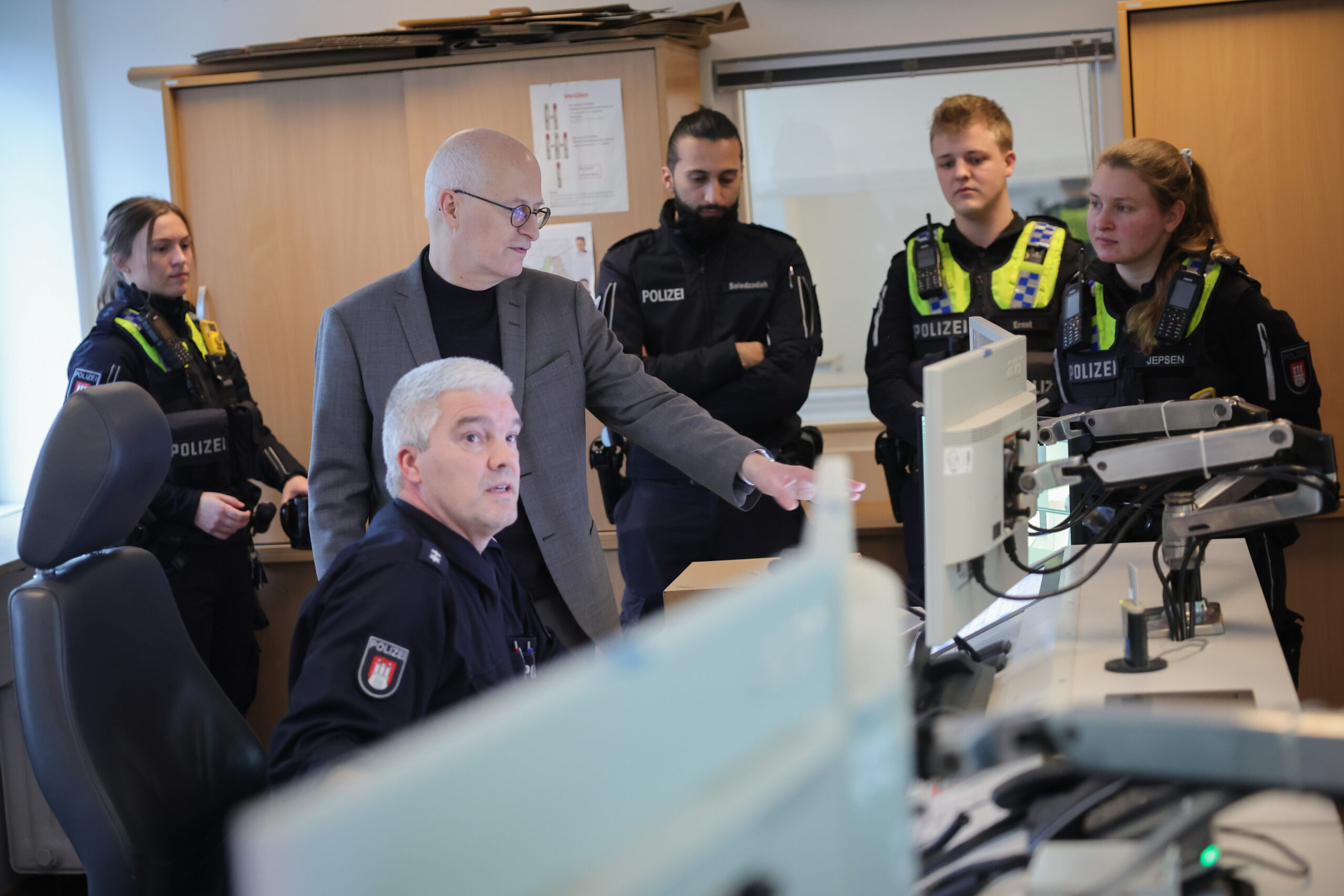 Hamburgs Bürgermeister Peter Tschentscher bei einem Besuch in einem Polizeikommissariat (Symbolbild).