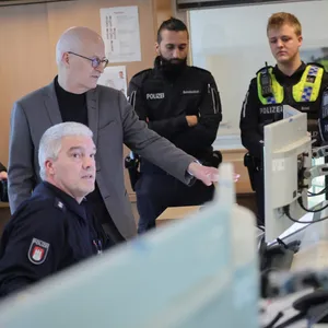 Hamburgs Bürgermeister Peter Tschentscher bei einem Besuch in einem Polizeikommissariat (Symbolbild).