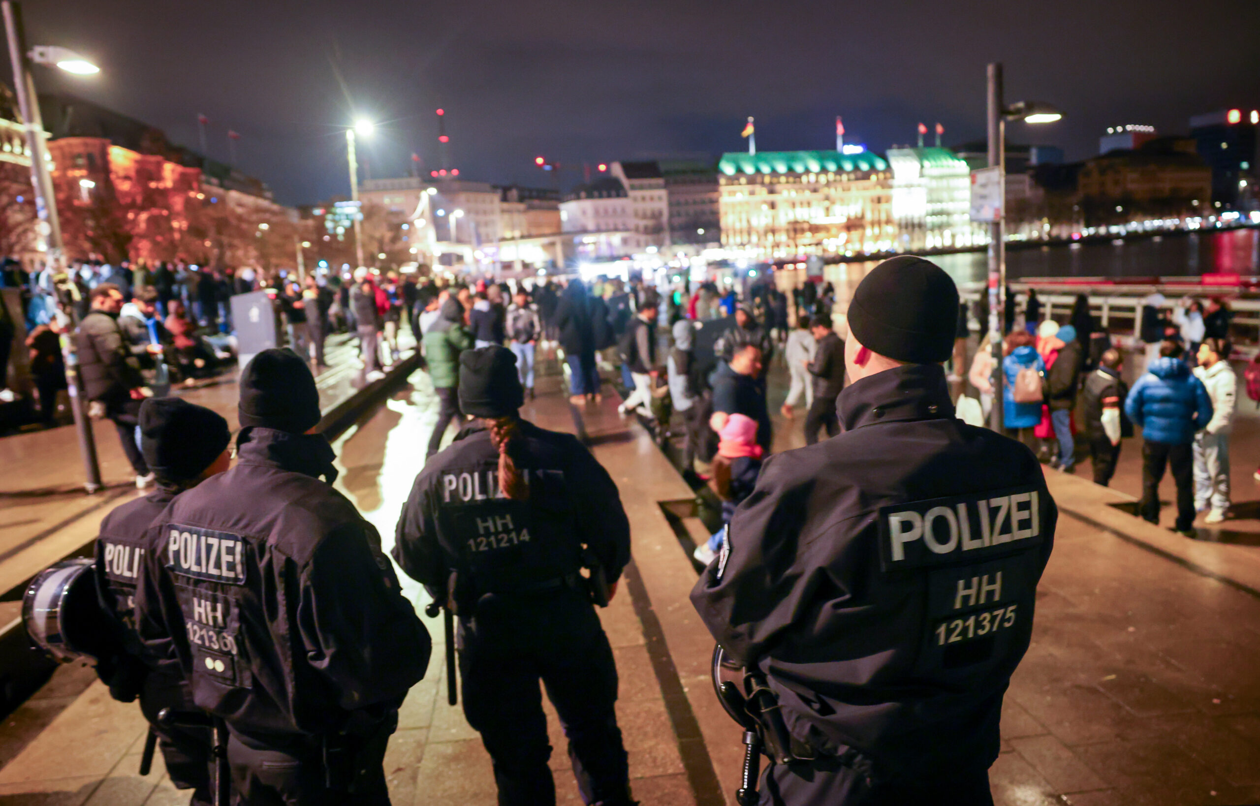 Polizeibeamte am Jungfernstieg vor einer Menschenmenge (Symbolfoto)