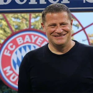 Max Eberl vor einem symbolischen „Säbener Straße“-Schild