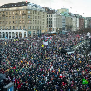 Menschenmassen auf dem Jungfernstieg