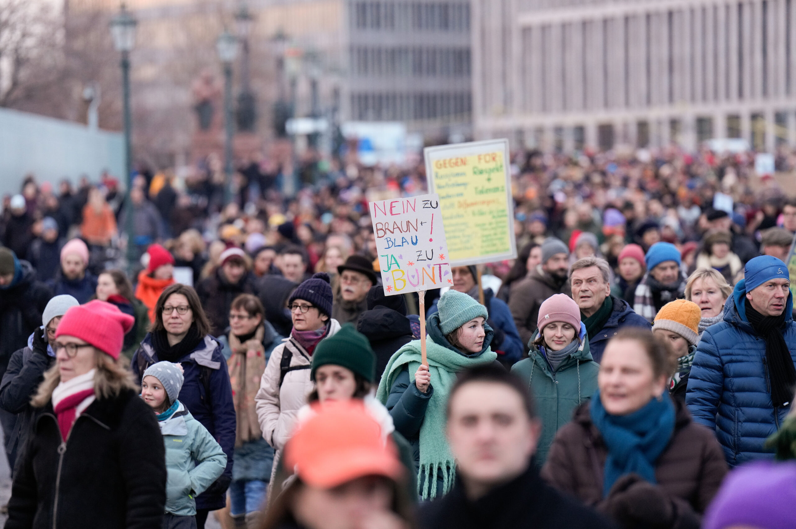 Bei der letzten Demo gegen Rechts in Berlin kamen bereits um die 100.000 Teilnehmer.