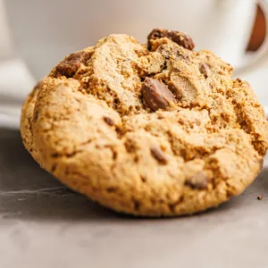 Kekse liegen vor einer Kaffeetasse