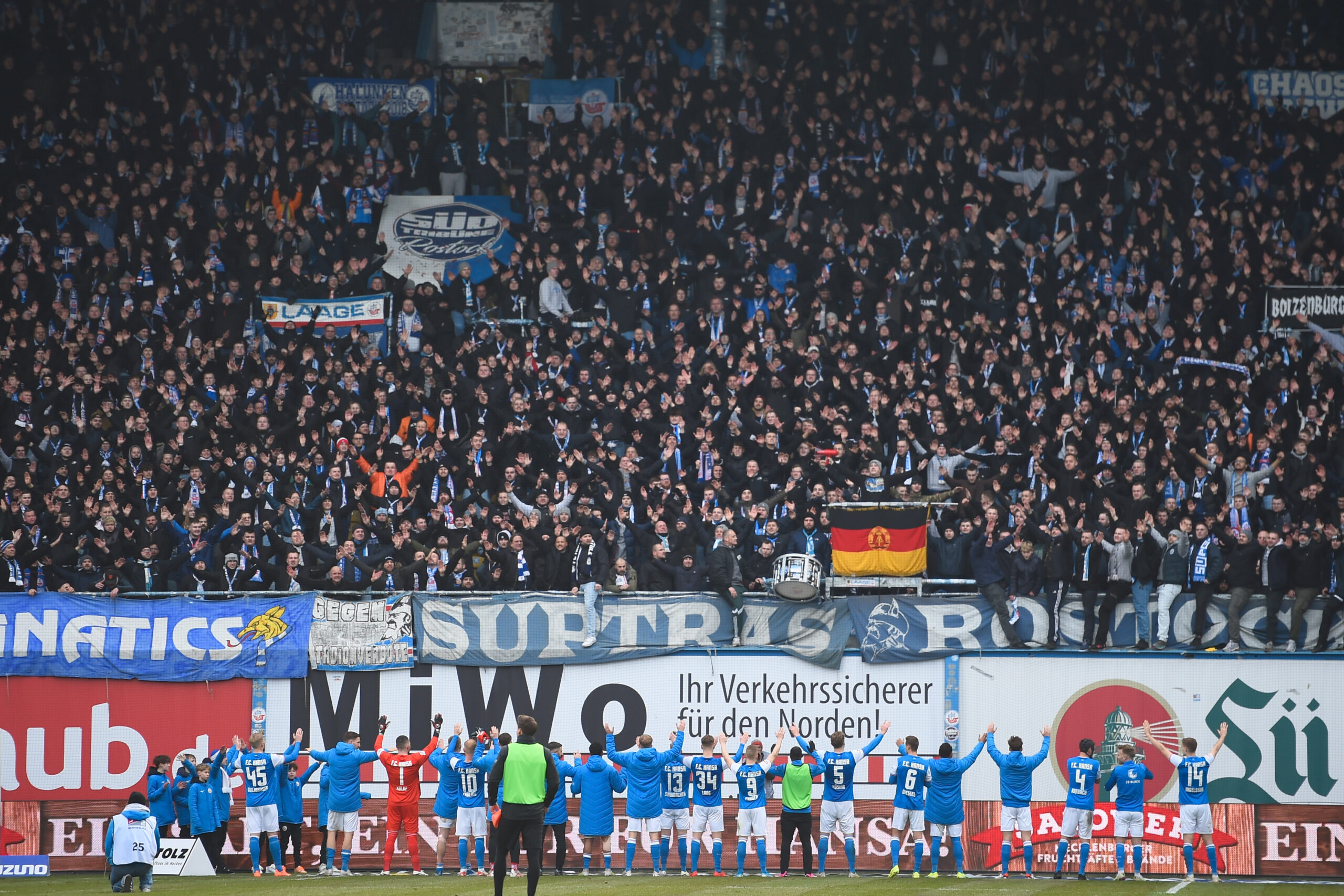 Fans des Vereins Hansa Rostock im Fußballstadion