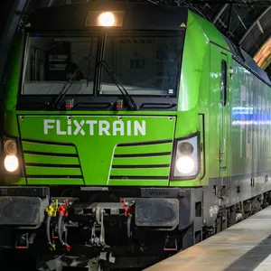 Der Mann war auf einen FlixTrain gesprungen obwohl dieser schon angefahren war. (Symbolfoto)