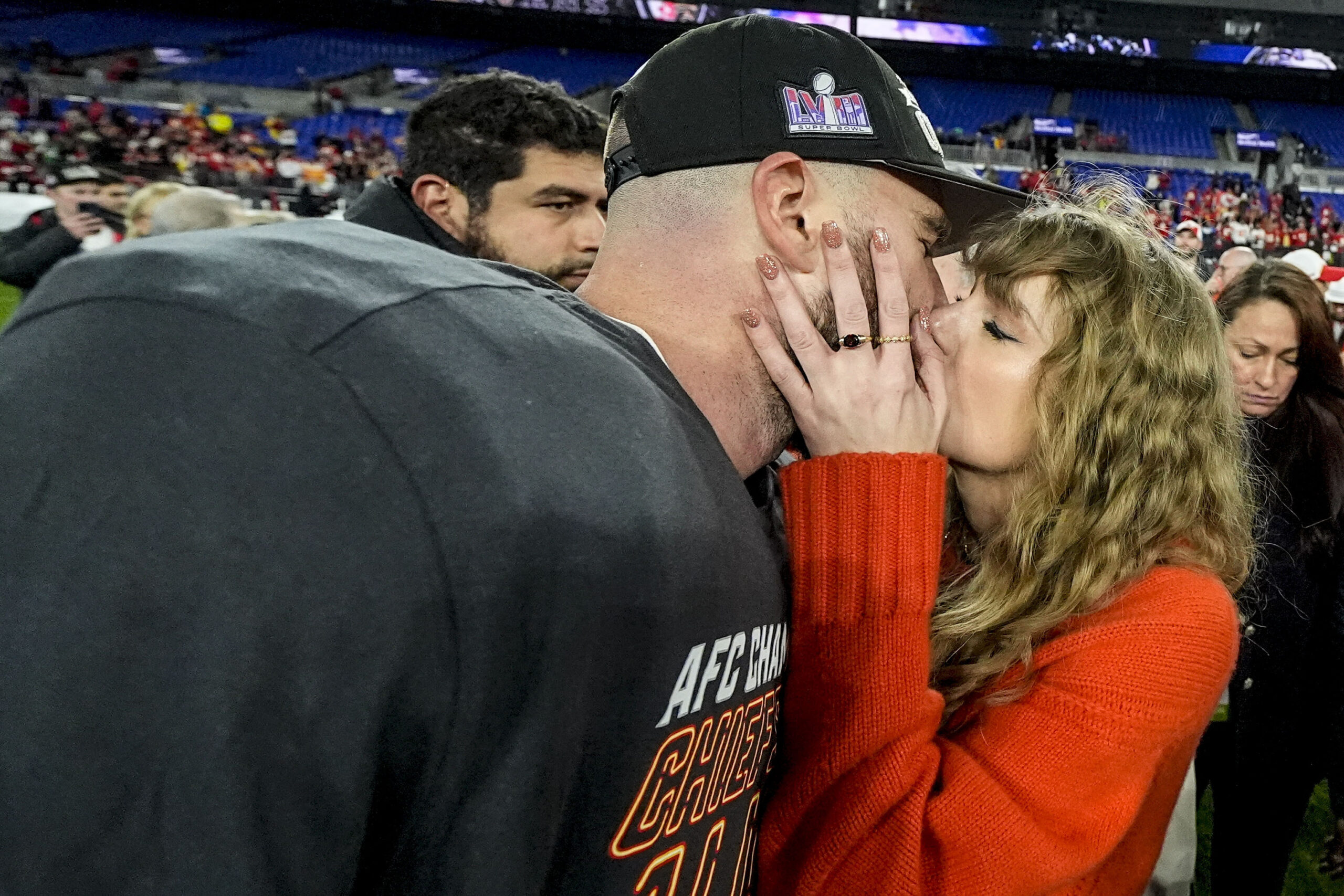 Taylor Swift küsst ihren NFL-Boyfriend Travis Kelce nach einem Spiel.