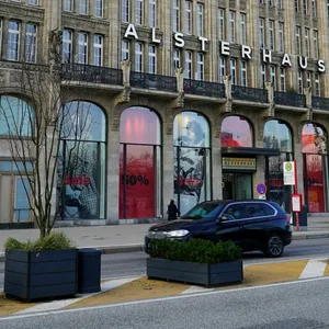 Das Alsterhaus in Hamburg am Jungfernstieg gehört zu der insolventen KaDeWe-Gruppe. (Archivbild)