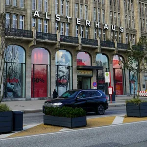 Das Alsterhaus in Hamburg am Jungfernstieg gehört zu der insolventen KaDeWe-Gruppe. (Archivbild)