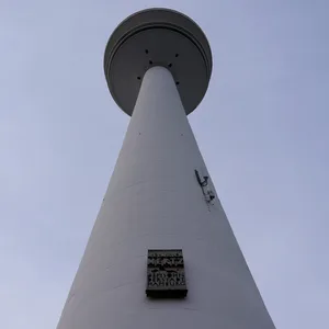 Der Fernsehturm ist von unten zu sehen